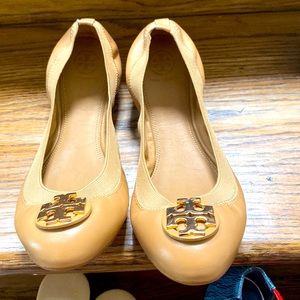 Barely worn Tory Burch beige ballet flats .